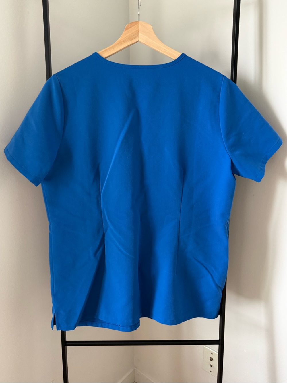 FIGS Royal Blue V-Neck Medical Scrub Top, size M - Picture 4 of 4